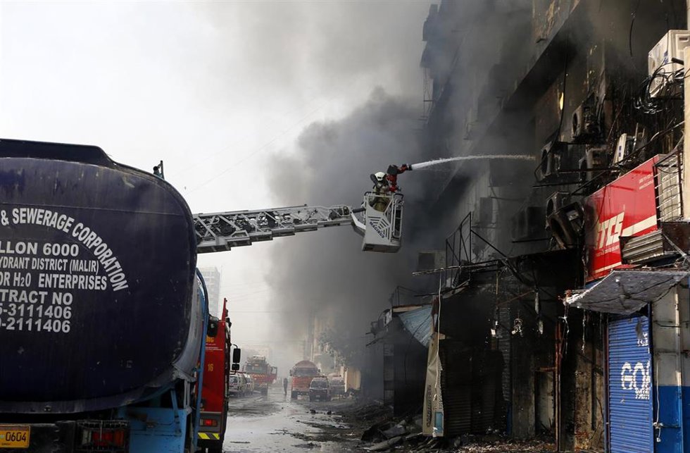 Bomberos intentan contener un incendio en un centro comercial en la ciudad de Karachi, en Pakistán (archivo)