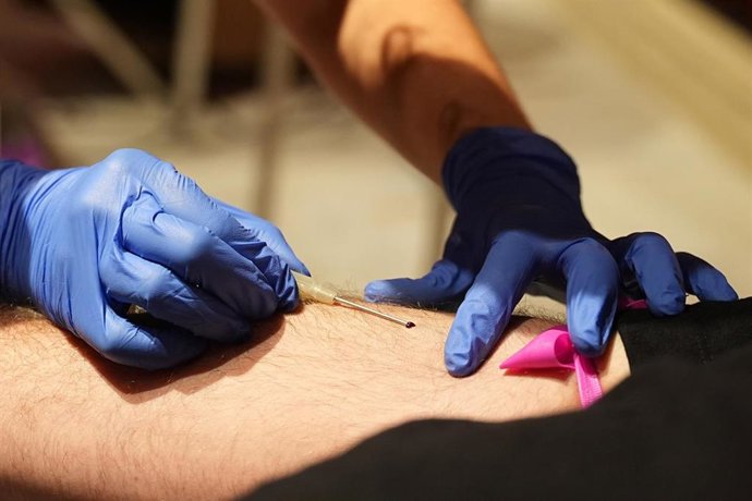 Archivo - Imágenes que muestran a  donantes de sangre durante su  extracción. A 5 de noviembre de 2024, en Sevilla, Andalucía (España). 