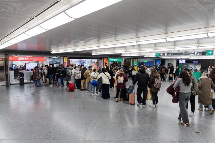 Decenas de personas haciendo cola en oficinas de alquiler de coches, en la estación Madrid-Puerta de Atocha-Almudena Grandes, a 18 de enero de 2026, en Madrid (España).