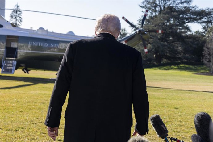 O presidente dos Estados Unidos, Donald J. Trump, faz declarações à imprensa enquanto caminha para embarcar no Marine One no Jardim Sul da Casa Branca, em Washington, DC, EUA, em 13 de janeiro de 2026. O presidente Trump está viajando para Detroit, Michig