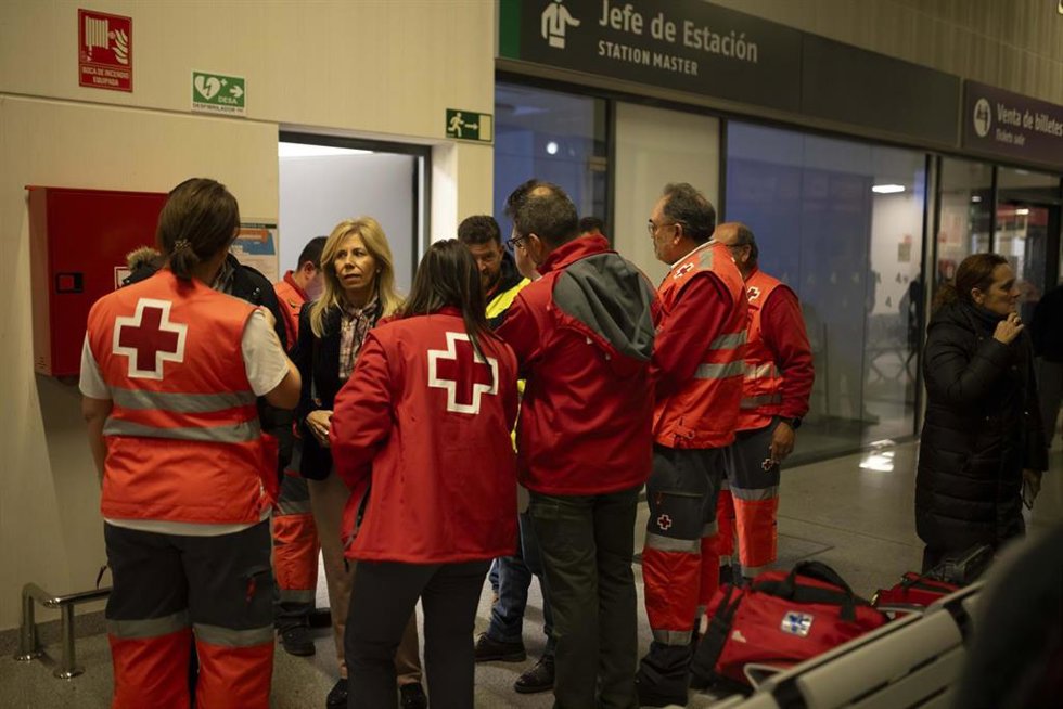 Familiares de los pasajeros del tren procedente de Puerta de Atocha y con destino Huelva, acuden a la estación de trenes de Huelva. A 19 de enero de 2026, en Huelva