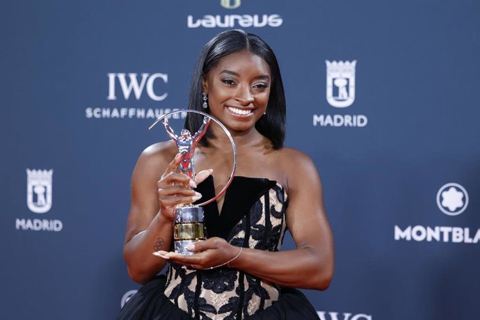 Archivo - La gimnasta estadounidense Simone Biles posa con su Laureus a la Mejor Deportista de 2024 en la gala celebrada en Madrid