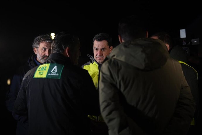 El presidente de la Junta, Juanma Moreno, en Adamuz (Córdoba) tras el accidente ferroviario.
