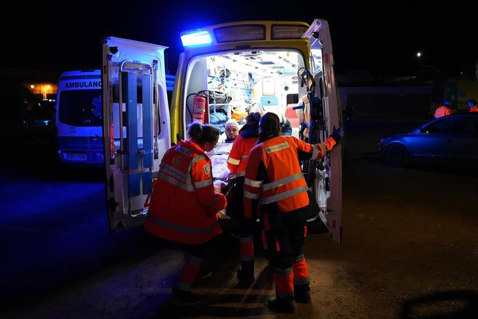 Un herido es trasladado desde el Polideportivo de Adamuz , a 19 de enero de 2026 en Adamuz (Córdoba, España). E