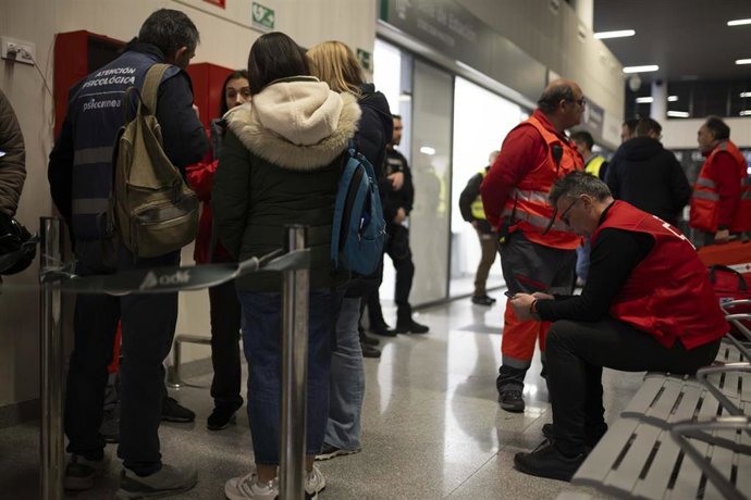 Familiares de los pasajeros del tren procedente de Puerta de Atocha y con destino Huelva, acuden a la estación de trenes de Huelva. A 19 de enero de 2026, en Huelva (Andalucía, España).