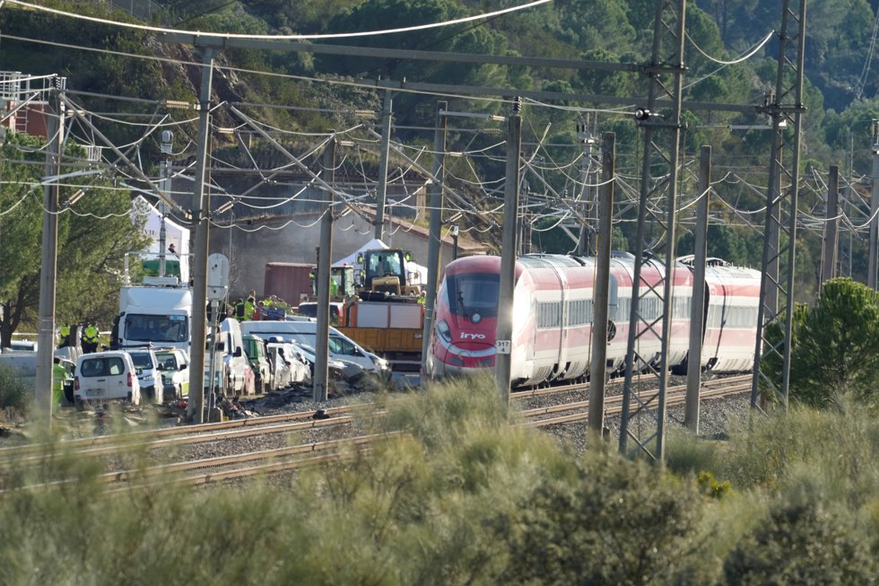Imagen de la zona del accidente ferroviario con los convoyes de trenes siniestrados. A 19 de enero de 2026, en Adamuz, Córdoba (Andalucía, España).