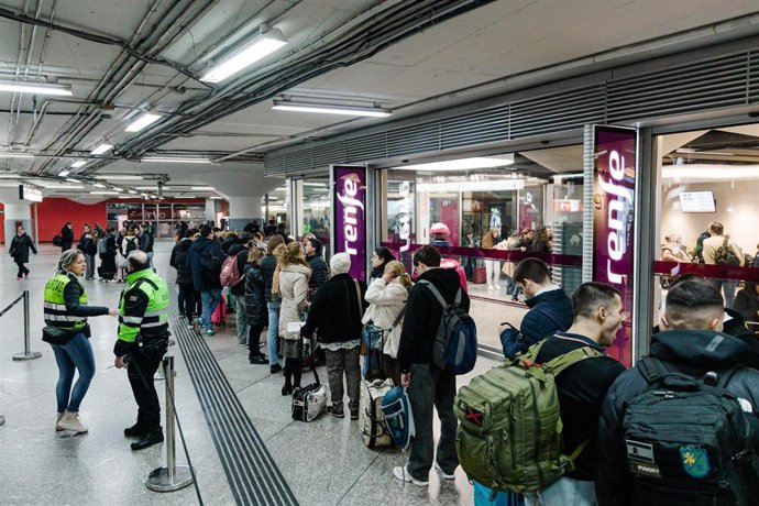 Decenas de personas haciendo cola en las oficinas de Renfe, en la estación Madrid-Puerta de Atocha-Almudena Grandes, a 18 de enero de 2026, en Madrid (España). 