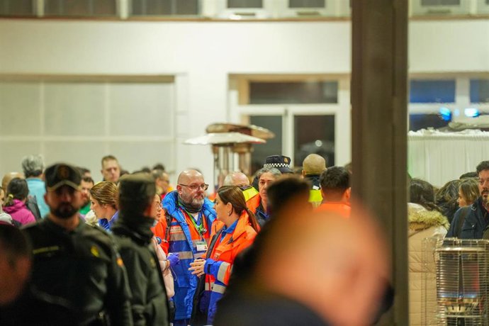 Coordinación de los equipos emergencias en el Polideportivo de Adamuz para socorrer a los heridos y fallecidos en el descarrilamiento de dos trenes de alta velocidad en el término municipal, a 19 de enero de 2026 en Adamuz (Córdoba, España).  El descarril