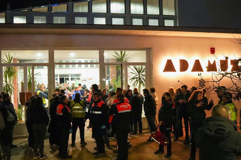 Coordinación de los equipos emergencias en el Polideportivo de Adamuz para socorrer a los heridos y fallecidos en el descarrilamiento de dos trenes de alta velocidad en el término municipal