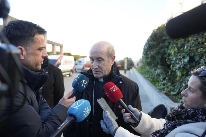 El obispo de Córdoba, Jesús Fernández González, en Adamuz (Córdoba), horas después del accidente ferroviario.
