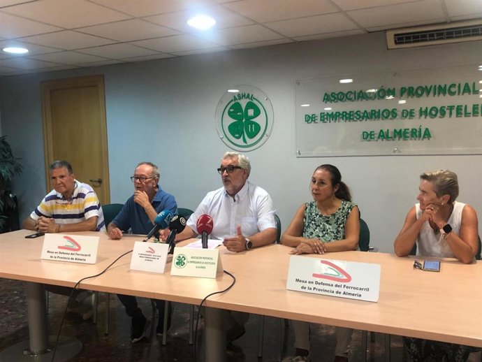 Archivo - El coordinador de la Mesa en Defensa del Ferrocarril de Almería, José Carlos Tejada, junto al miembros de la plataforma en una imagen de archivo. 