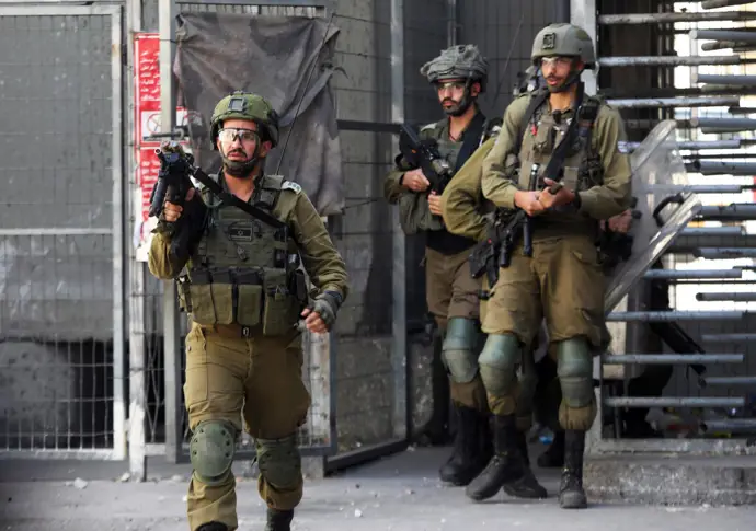Militares israelíes en Hebrón