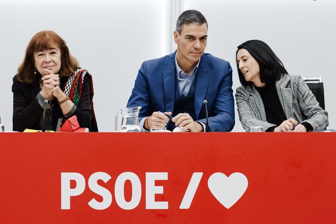Archivo - Arquivo - A presidente do PSOE, Cristina Narbona, o presidente do Governo, Pedro Sánchez, e a secretária de Organização do PSOE, Rebeca Torró Soler, durante uma reunião da Comissão Executiva Federal do PSOE, em 17 de novembro de 2025, em Madri.