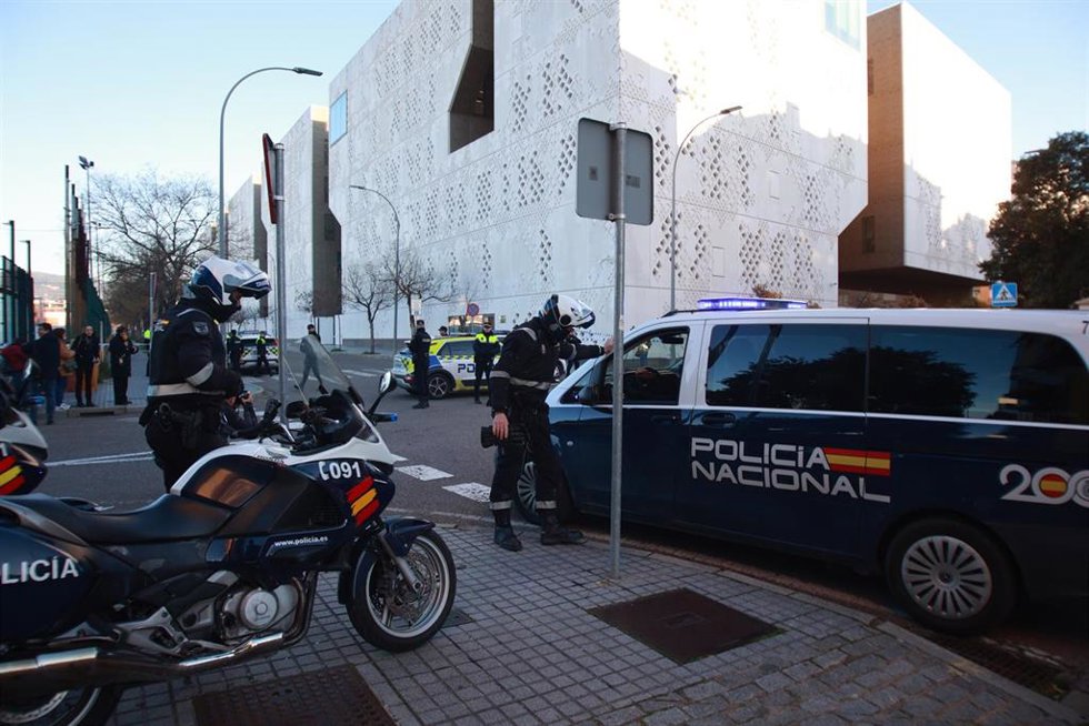 La Policía acordona la zona del Instituto de Medicina Legal, por la llegada de los cuerpo de las víctimas del accidente ferroviario de Adamuz. A 19 de enero de 2026, en Córdoba (Andalucía, España). La Consejería de Justicia, Administración Local y Funci