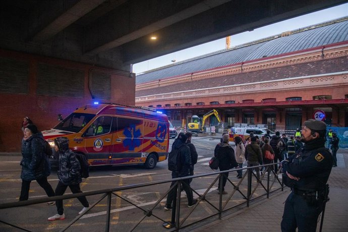 Sanitarios esperan en la Estación Madrid-Puerta de Atocha-Almudena Grandes para atender a los afectados por el accidente ferroviario, a 19 de enero de 2026, en Madrid (España). 