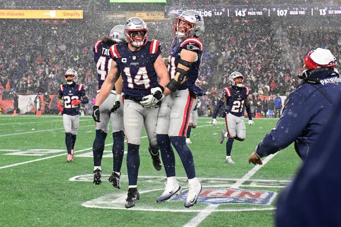 Jan 18, 2026; Foxborough, MA, USA; New England Patriots linebacker Robert Spillane (14) and linebacker Jack Gibbens (51) celebrate during the second half of the AFC divisional playoff round against the Houston Texans at Gillette Stadium, in Foxborough, Ma