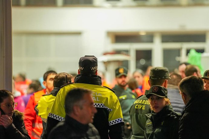 Coordinación de los equipos emergencias en el Polideportivo de Adamuz para socorrer a los heridos en el descarrilamiento de dos trenes.