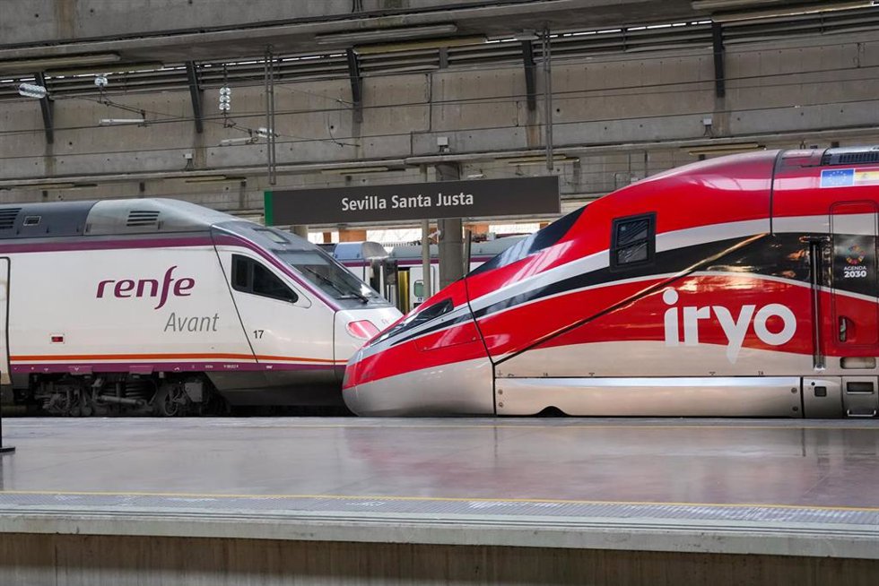Un tren Irlo y un Avant parados en la estación de Santa Justa de Sevilla. A 19 de enero de 2026, en Sevilla (Andalucía, España). La cifra de fallecidos se ha elevado a 39, según han fuentes del Ministerio de Interior, tras el descarrilamiento registrad