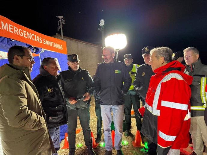 Fuentes (dcha.), durante su visita al centro de mando avanzado montado en Adamuz.