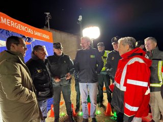 Fuentes (dcha.), durante su visita al centro de mando avanzado montado en Adamuz.