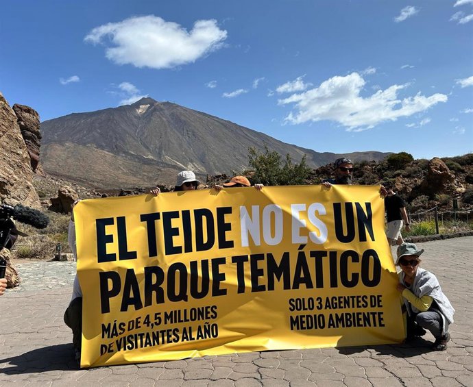 Archivo - Un reducido grupo de personas protesta en el Teide tras aplazarse la manifestación de este sábado