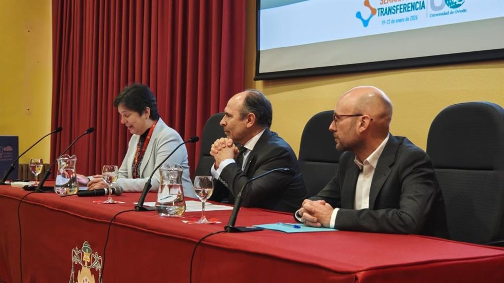 Iván Aitor Lucas, Director General De Innovación, Investigación Y Transformación Digital Del Gobierno De Asturias; Susana Luque, Vicerrectora De Transferencia Y Relaciones Con La Empresa, E Ignacio Villaverde, Rector De La Universidad De Oviedo.