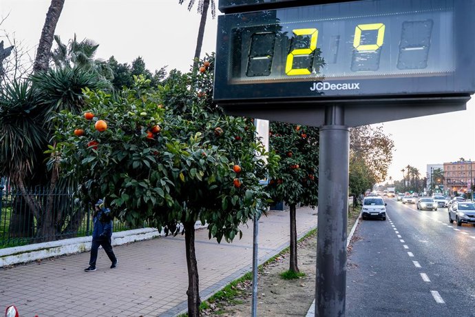 Um termômetro urbano marca 2 graus nos arredores do Parque de María Luisa, em 7 de janeiro de 2026, em Sevilha. A Agência Estatal de Meteorologia (Aemet) ativou alertas de nível amarelo por temperaturas mínimas na capital sevilhana após a
