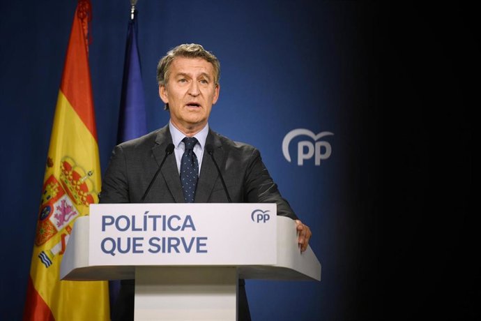Archivo - El presidente del Partido Popular, Alberto Núñez Feijóo, durante una rueda de prensa, en la sede del PP en Génova, a 12 de junio de 2025, en Madrid (España). 