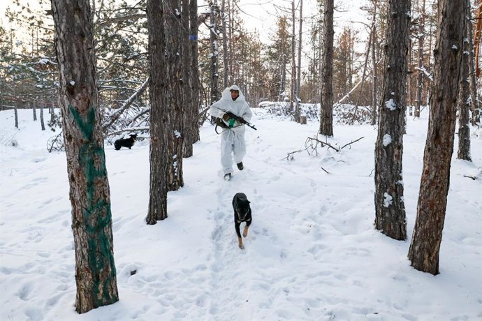 RUSSIA, KHERSON REGION - JANUARY 17, 2026: A serviceman with Russian Army Group Dnepr separate motorized rifle brigade performs a combat mission involving the use of a 120mm 2B11 mortar in the zone of Russia's special military operation