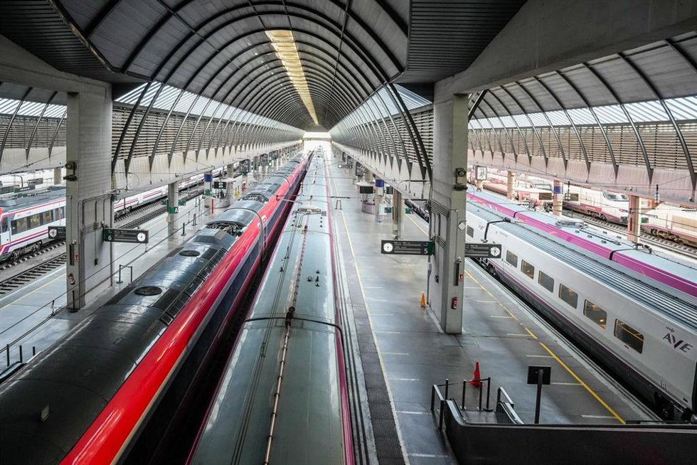 Trenes parados y andenes vacíos en en la estación de Santa Justa de Sevilla. A 19 de enero de 2026, en Sevilla (Andalucía, España). La cifra de fallecidos se ha elevado a 39, según han fuentes del Ministerio de Interior, tras el descarrilamiento registr