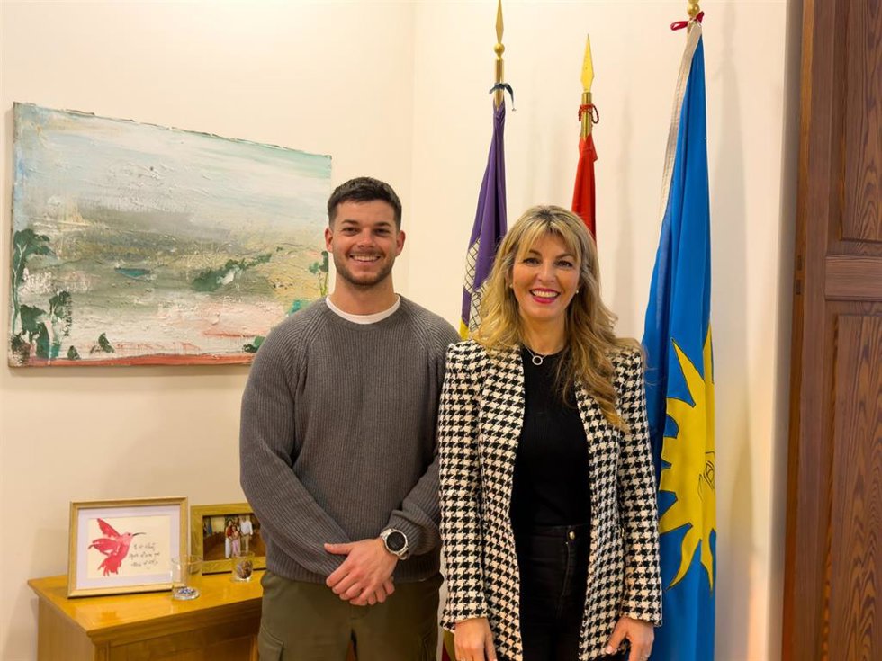 La alcaldesa de Andratx, Estefanía Gonzalvo, y el regidor de Turismo, Lluís Toni Sieiro.