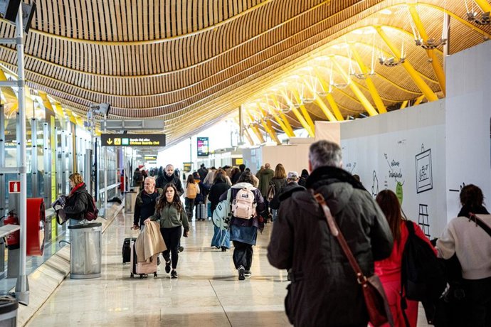 Archivo - Viajeros en el Aeropuerto Adolfo Suárez Madrid-Barajas