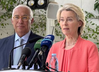 Archivo - 24 November 2025, Angola, Luanda: President of the European Council Antonio Costa (L) and President of the European Commission Ursula von der Leyen make a statement after the informal talks between EU heads of government on Ukraine at the EU-Afr