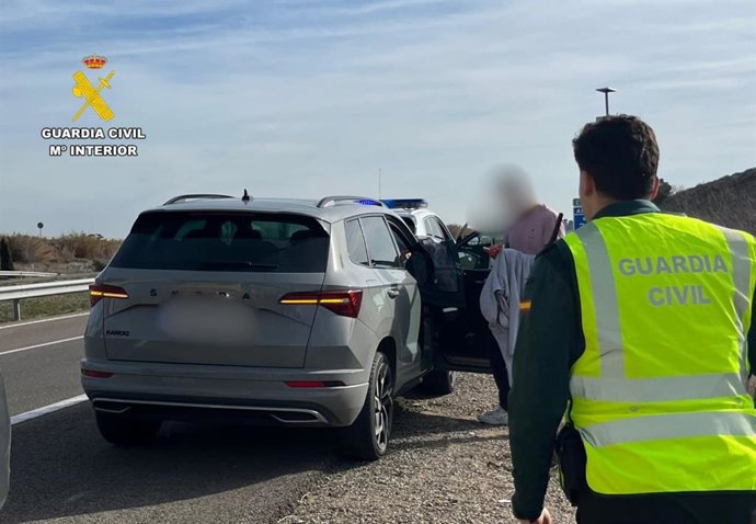 Vehículo en el que viabaja por la AP-68 junto a su pareja una mujer que acabó dando a luz asistida por la Guardia Civil.