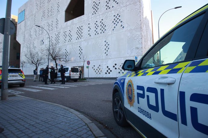 A polícia isola a área do Instituto de Medicina Legal, devido à chegada dos corpos das vítimas do acidente ferroviário de Adamuz. 19 de janeiro de 2026, em Córdoba (Andaluzia, Espanha). A Secretaria de Justiça, Administração Local e Função Pública