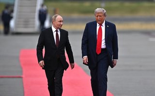 Archivo - El presidente de Estados Unidos, Donald Trump, recibe en Alaska a su homólogo de Rusia, Vladimir Putin, de cara a su cumbre en agosto de 2025 (archivo)