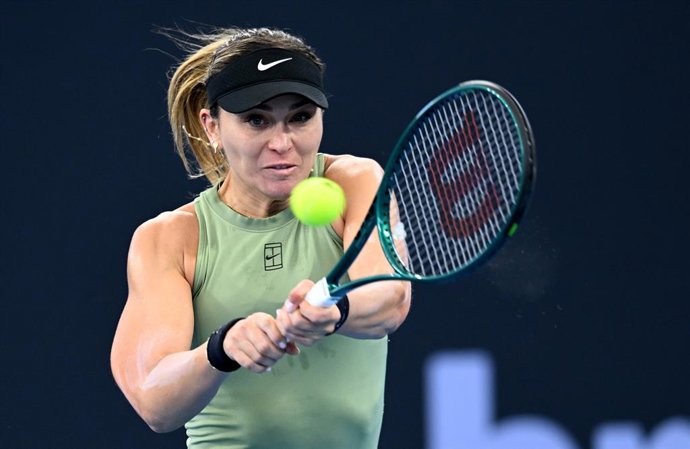 08 January 2026, Australia, Brisbane: Spanish tennis player Paula Badosa plays a backhand return against Kazakhstan's Elena Rybakina during their women's singles round of 16 tennis match on day five of the Brisbane International tennis tournament at Pat R