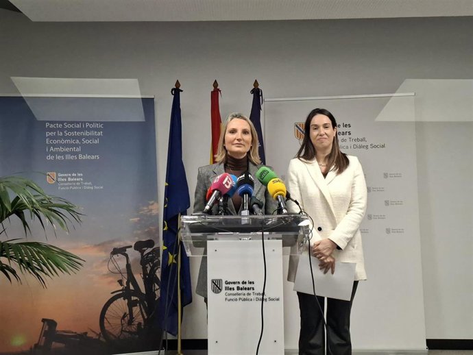 La Consellera de Trabajo, Función Pública y Diálogo Social, Catalina Cabrer, en rueda de prensa, junto a la directora de Igualdad y Conciliación en el ámbito laboral, Margalida Darder.