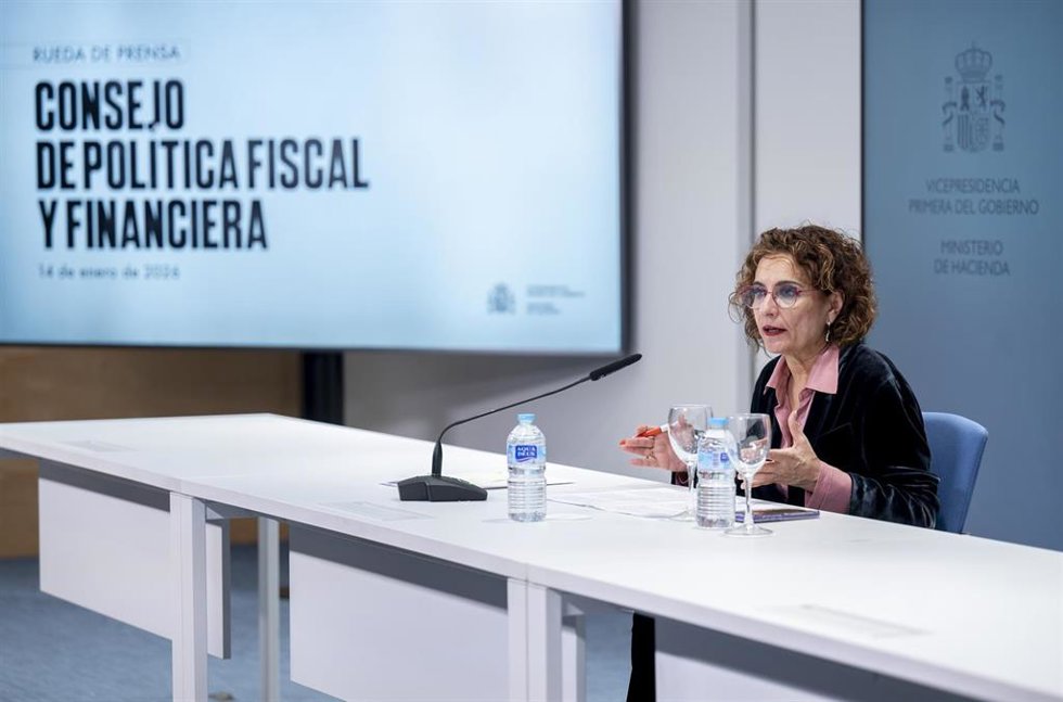 La vicepresidenta primera y ministra de Hacienda, María Jesús Montero, ofrece una rueda de prensa tras el Consejo de Política Fiscal y Financiera (CPFF), a 14 de enero de 2026, en Madrid (España). 