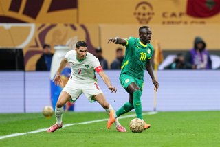 18 January 2026, Morocco, Rabat: Senegal's Sadio Mane (R) and Morocco's Achraf Hakimi battle for the ball during the 2025 AFCON Africa Cup of Nations final soccer match between Morocco and Senegal at Prince Moulay Abdellah Stadium. Photo: Ulrik Pedersen/C