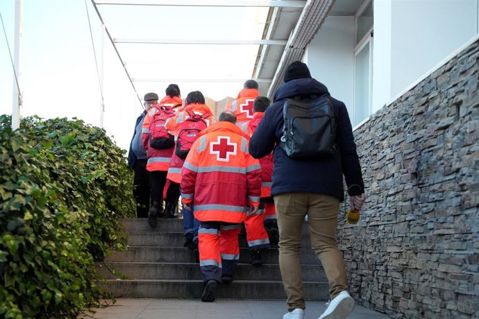 Personal de la Cruz Roja llegando al hogar del pensionista de Adamuz, donde se ha instalado el centro de ayuda e información de familiares afectados por el accidente . A 19 de enero de 2026, en Adamuz, Córdoba (Andalucía, España). 