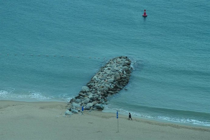 Archivo - Vistas de la Playa de la Barceloneta, desde el Hotel Arts de Barcelona, a 4 de diciembre de 2025, en Barcelona, Catalunya (España).