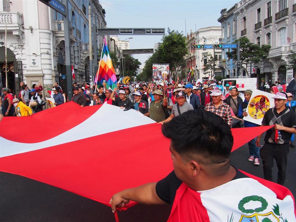 Archivo - Manifestantes en Lima piden la dimisión de la presidenta, Dina Boluarte, y la convocatoria electoral.