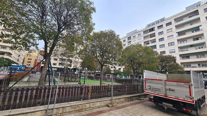 Obras en la zona infantila de la plaza de Carmelitas.