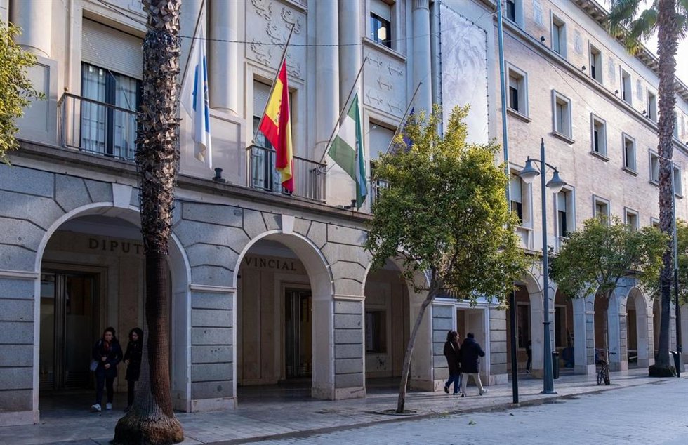 Banderas a media asta en la Diputación de Huelva.