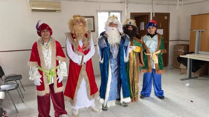 Fundación Madrina y los Reyes Magos llevan juguetes a niños de la Cañada Real para que "la ilusión no se apague"