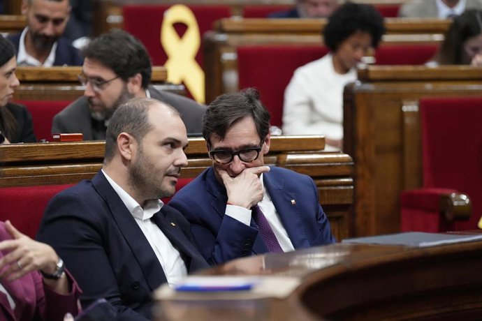 Archivo - El president de la Generalitat, Savador Illa (d), y el conseller de la Presidència, Albert Dalmau (i), en una imagen de archivo en el Parlament.