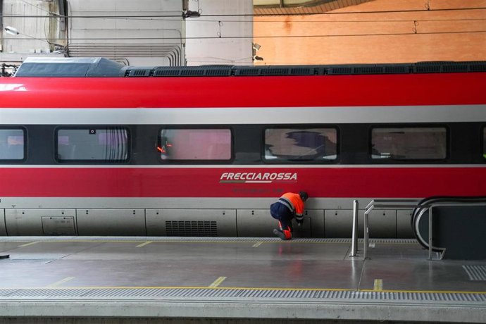 Trenes parados y andenes vacíos en en la estación de Santa Justa de Sevilla
