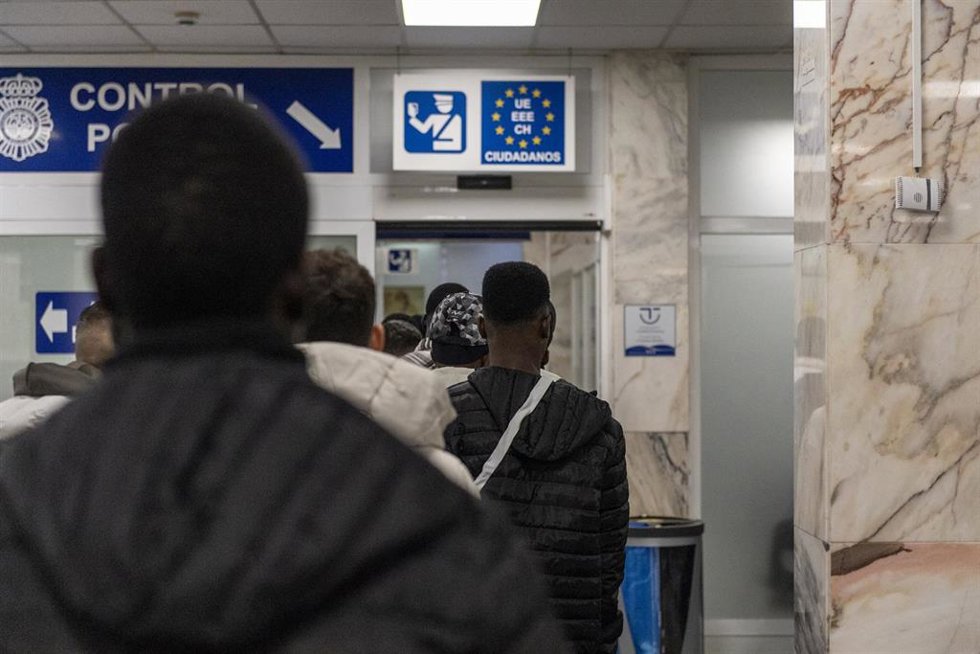 Archivo - Personas migrantes embarcan rumbo a la península tras su estancia en el Centro Estancia Temporal de Inmigirantes (CETI) de Ceuta