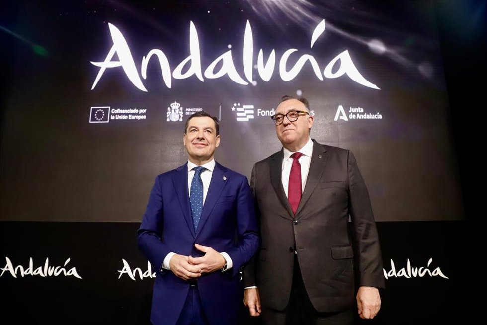 Archivo - El presidente de la Junta de Andalucía, Juanma Moreno, y el consejero de Turismo, Arturo Bernal, en una imagen de archivo de 2025 en la inauguración del pabellón de Andalucía en la Feria Internacional de Turismo (Fitur).